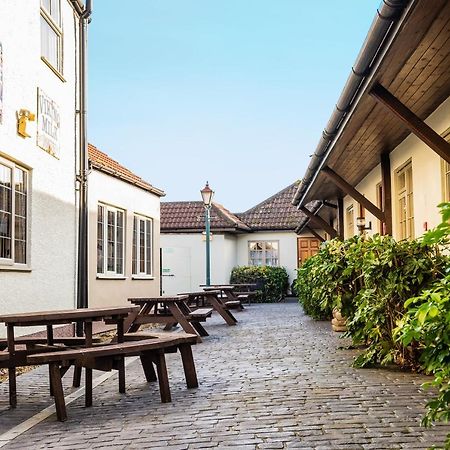 The Half Moon Inn And Country Lodge Йовіл Екстер'єр фото