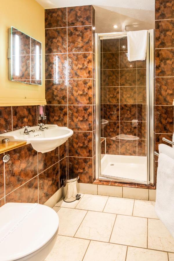 The Half Moon Inn And Country Lodge Йовіл Екстер'єр фото